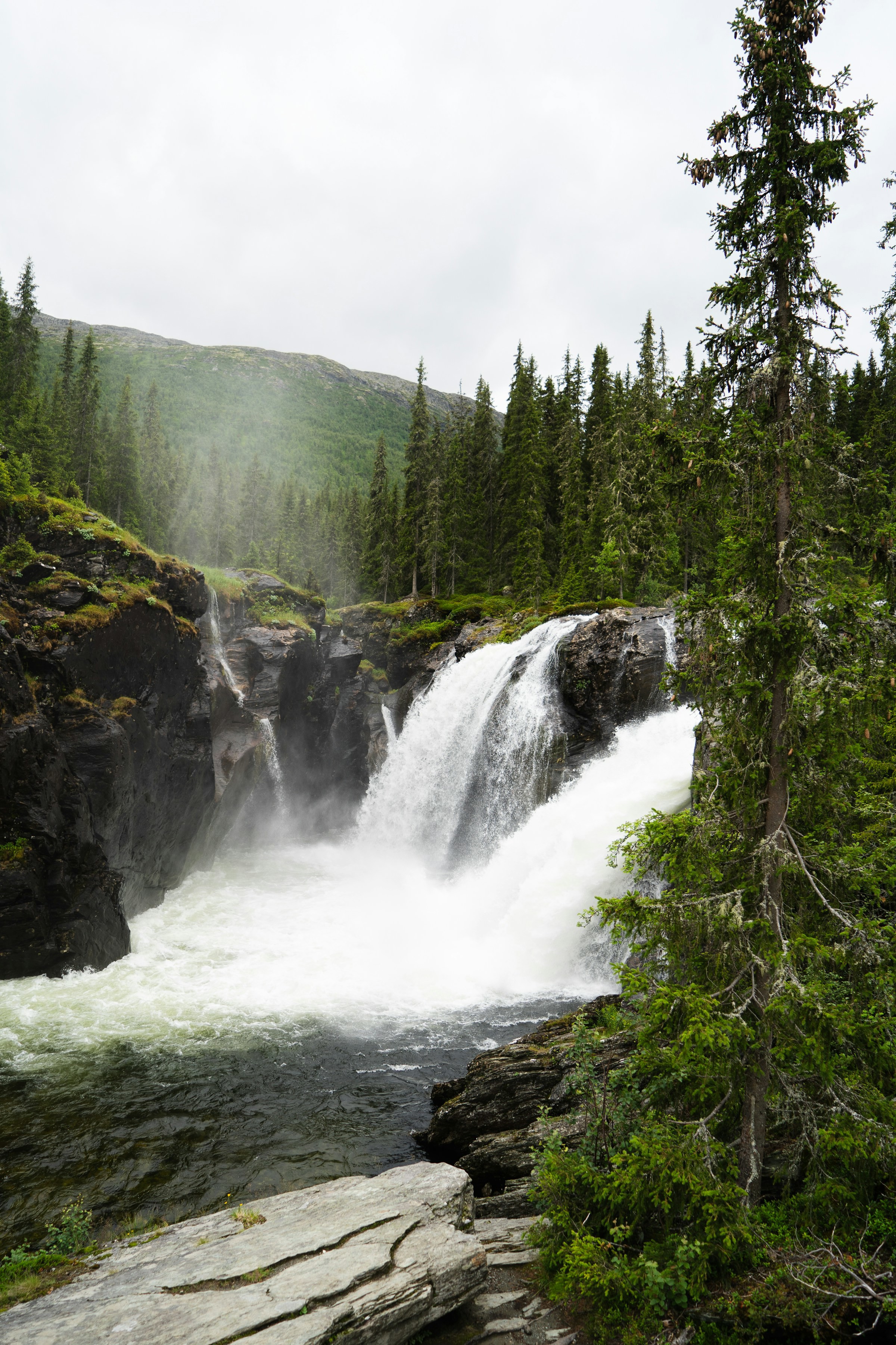 Vattenfall i vacker natur i Hemsdal, Norge