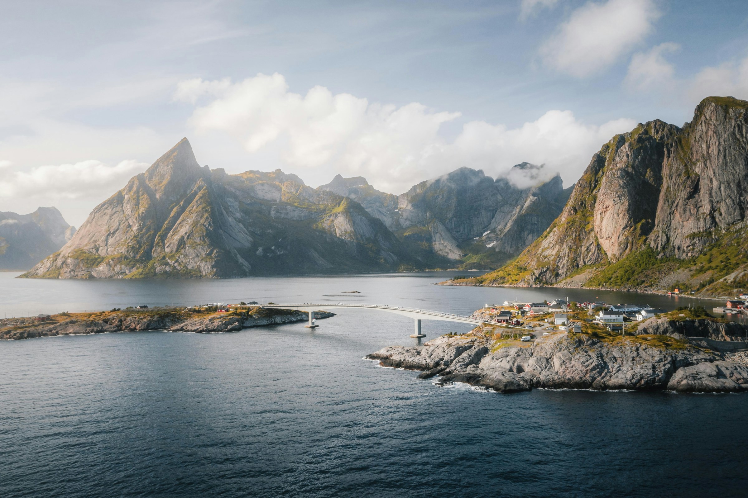 Vackra berg och sjö kring fjorden i Norge men en bro som går över två små öar