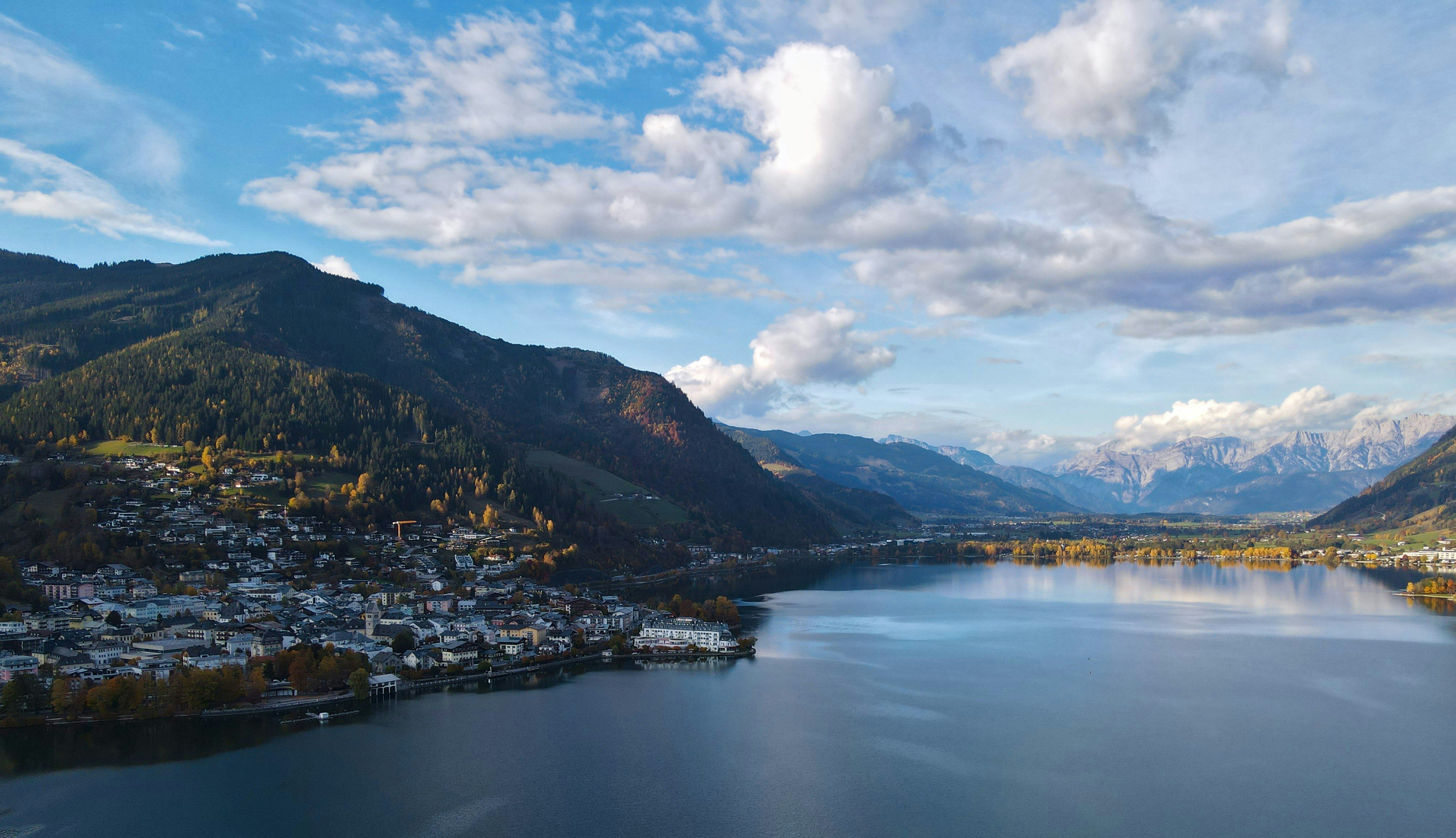 Resa till Zell am See - Stor sjö möter en stad vid vattnet med mäktiga dalar och snötäckta berg i bakgrunden