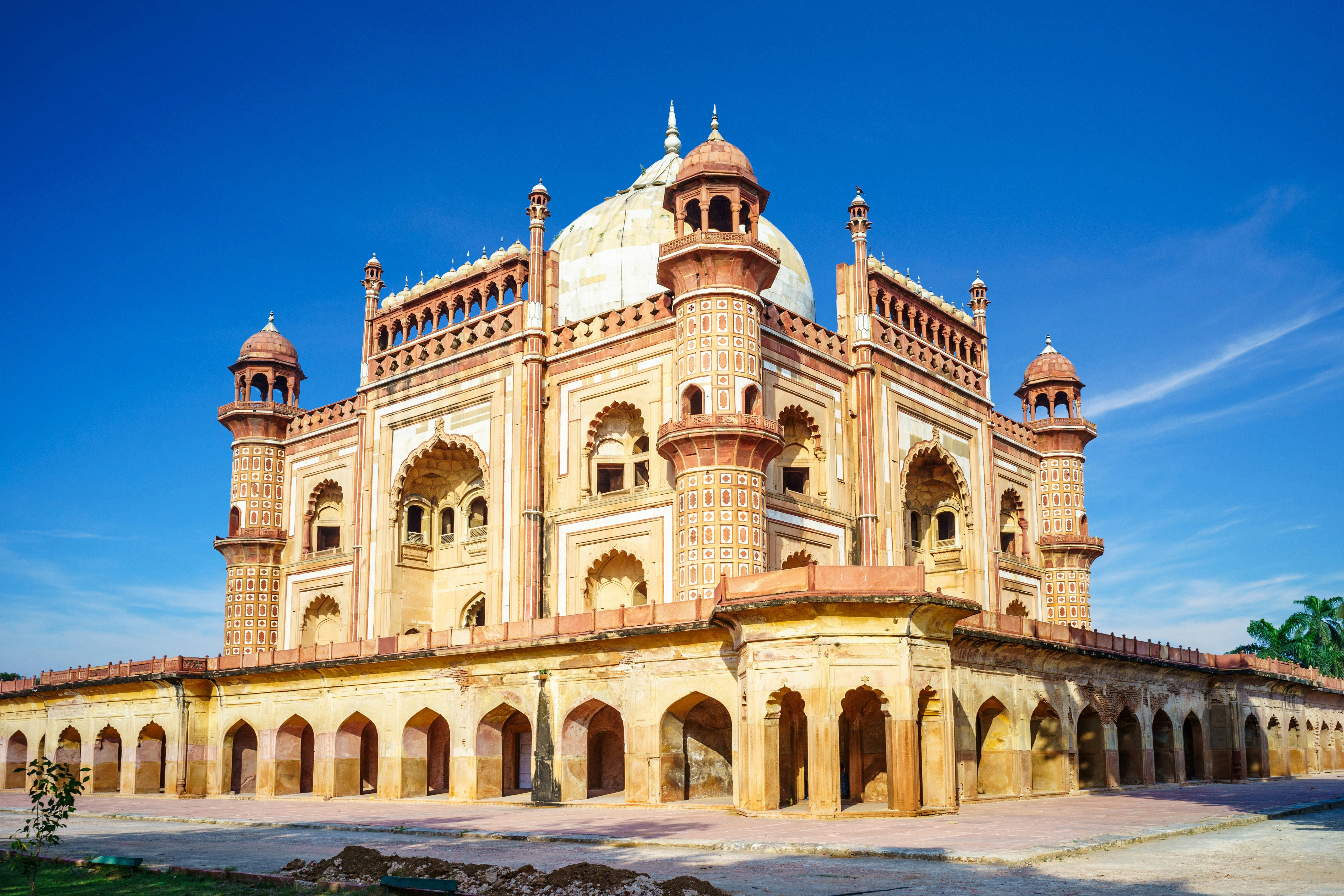 Traditionell äldre moské i Pakistan med vackra detaljer mot en blå himmel i bakgrunden