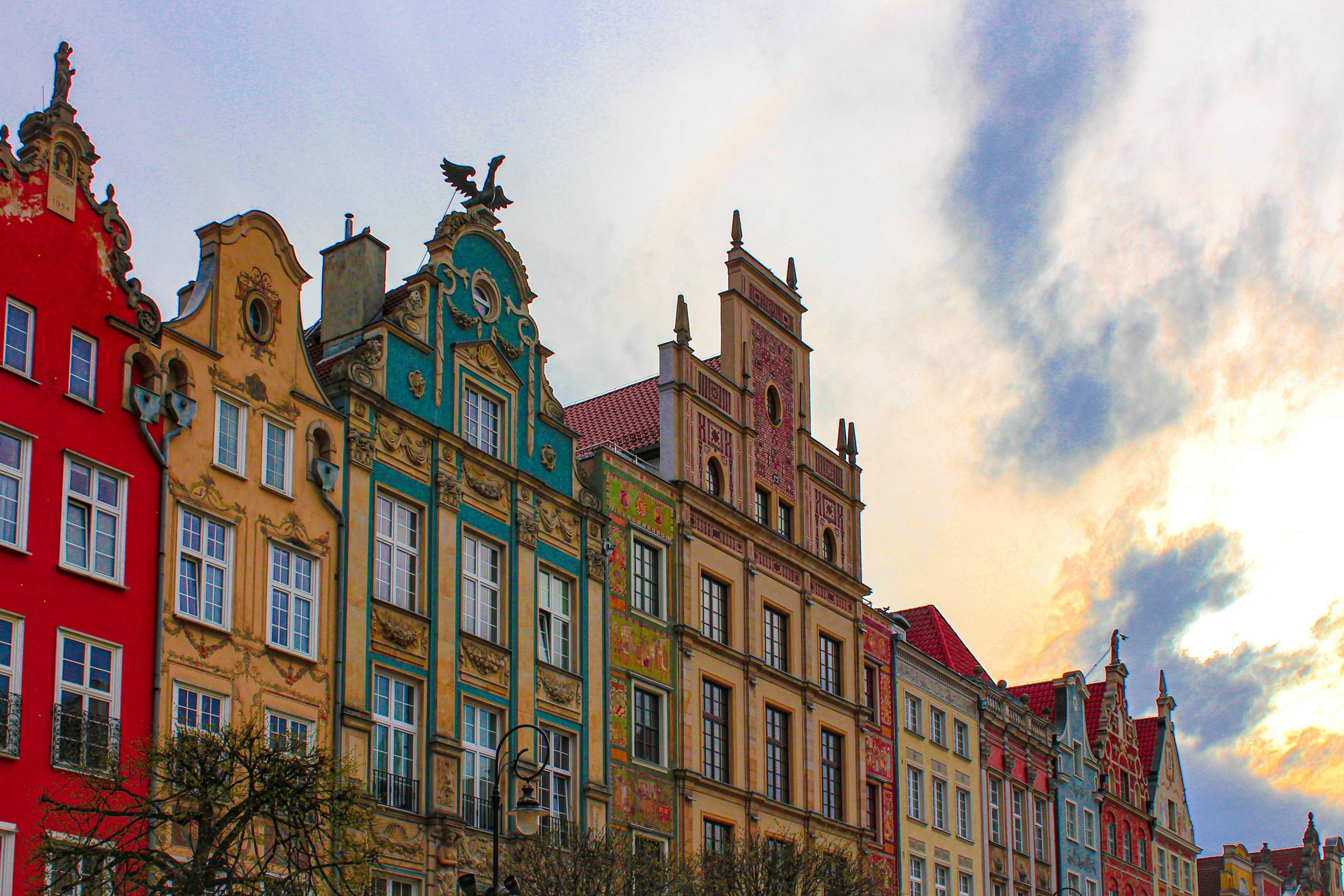 Toppen av färgglada byggnader i gamla stan i Gdansk i Polen möt en vacker himmel