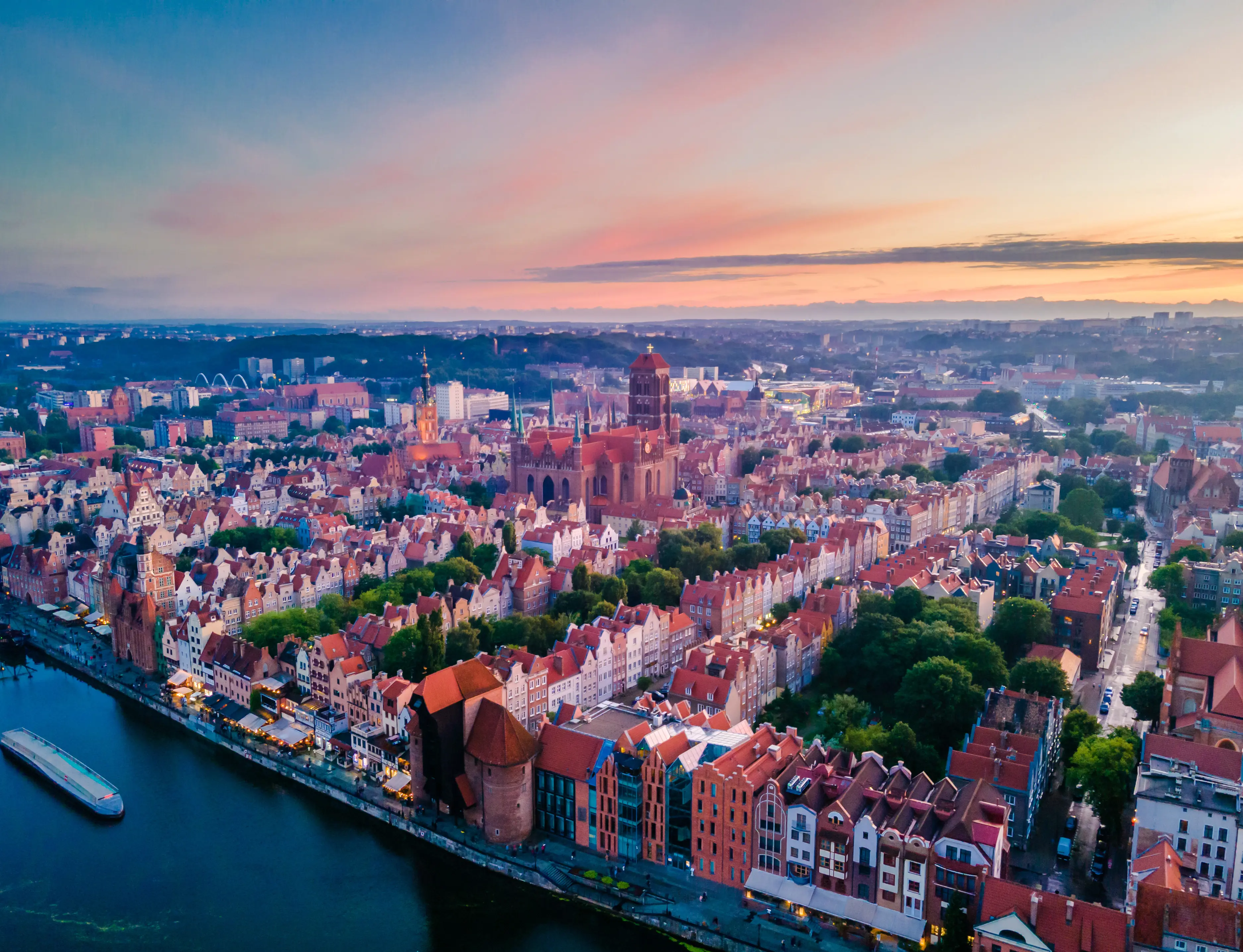 Resa till Gdansk - Flygfoto över historiska byggnader och floden i Gdansk, Polen vid solnedgången.