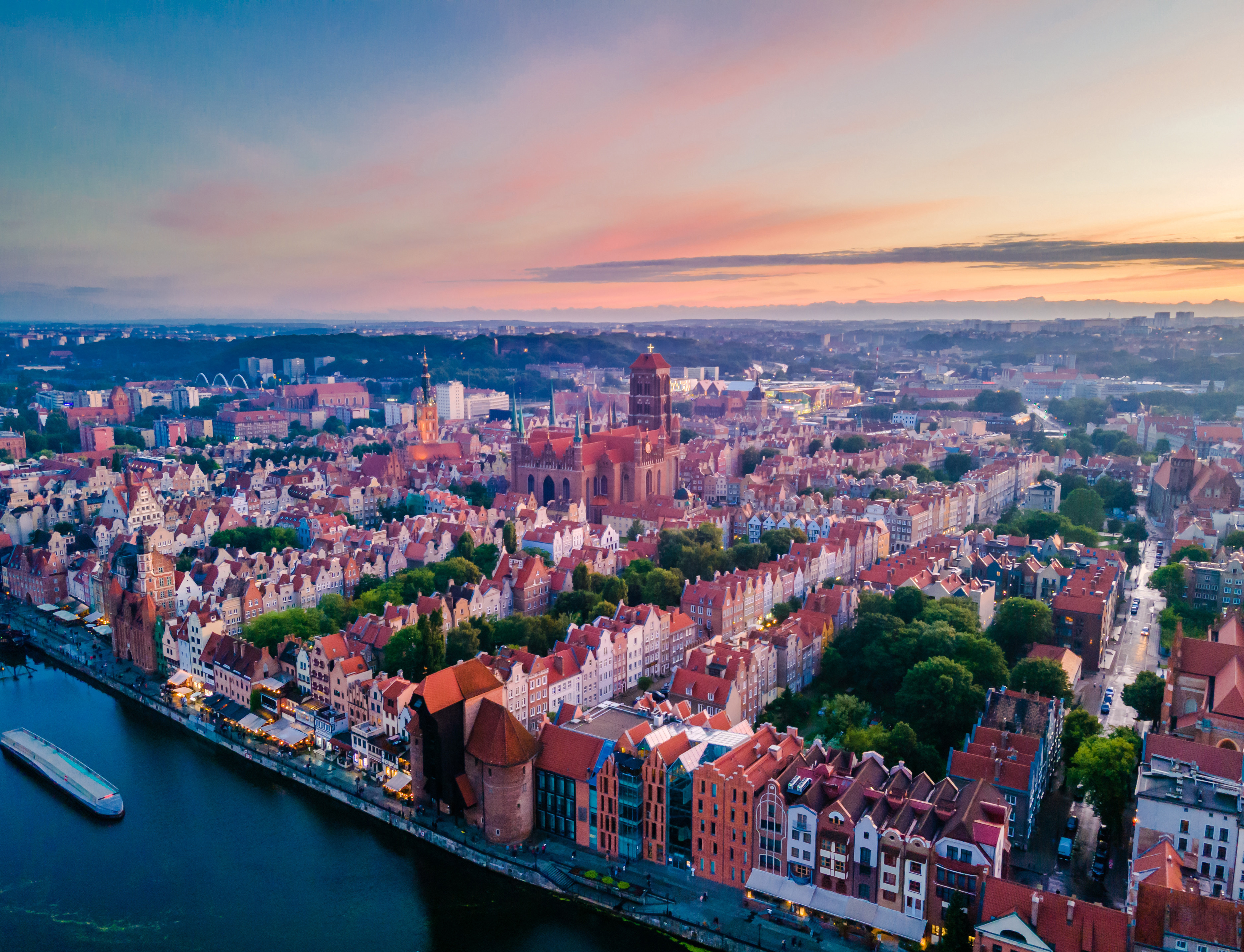 Fågelvy över Gdansk i Polen med traditionella europeiska byggnader i en solnedgång