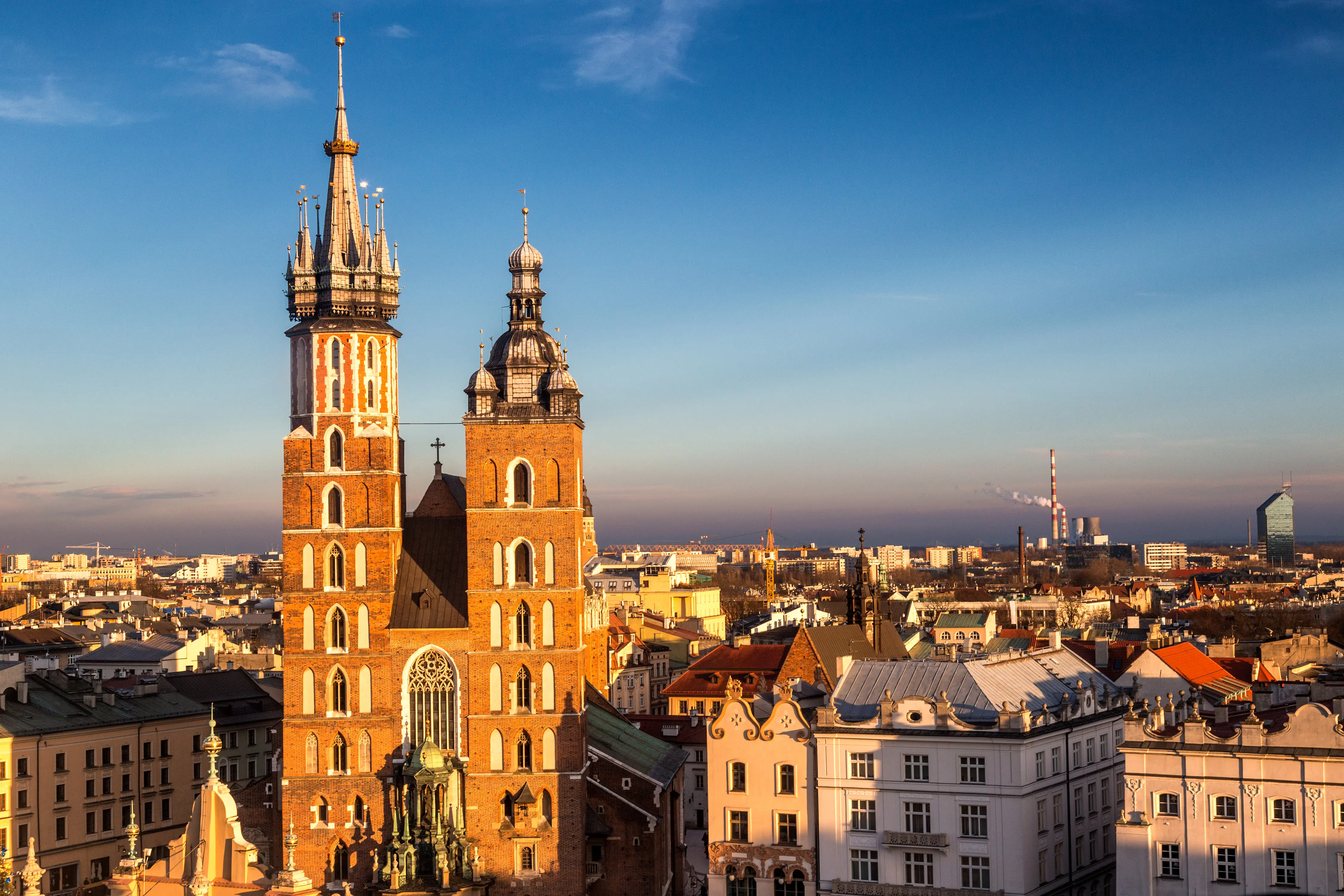 Resa till Krakow - Mariakyrkan och Krakows stadssilhuett vid solnedgång, Polen.