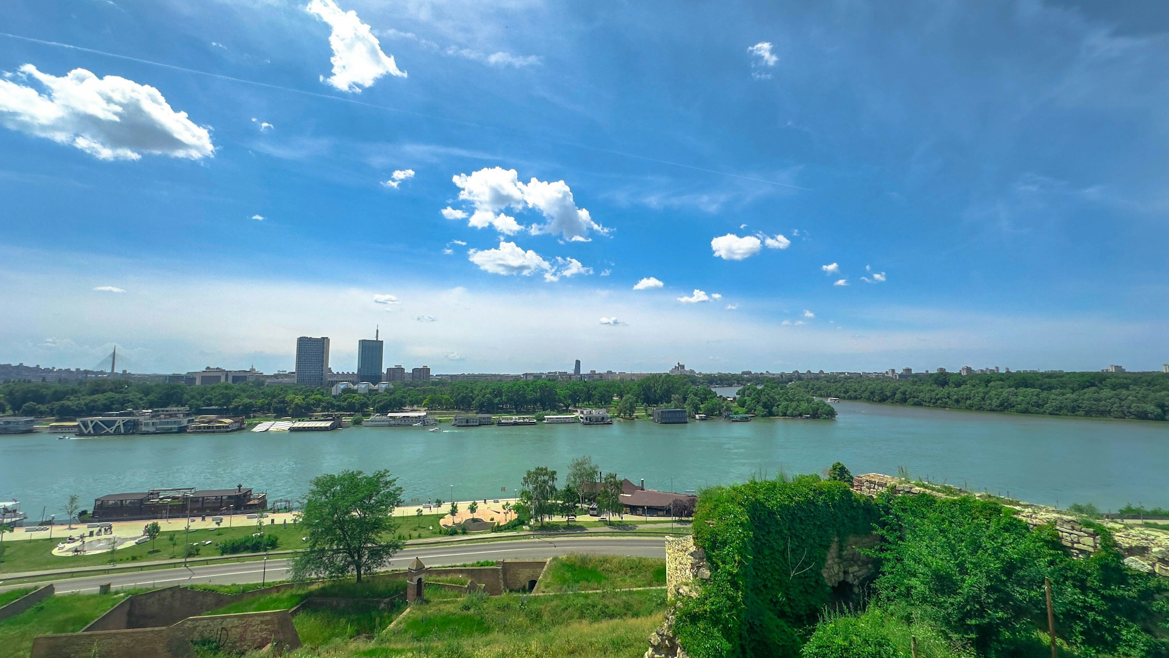 Vy över Danube floden som går i genom Belgrad i Serbien med en stad i bakgrunden