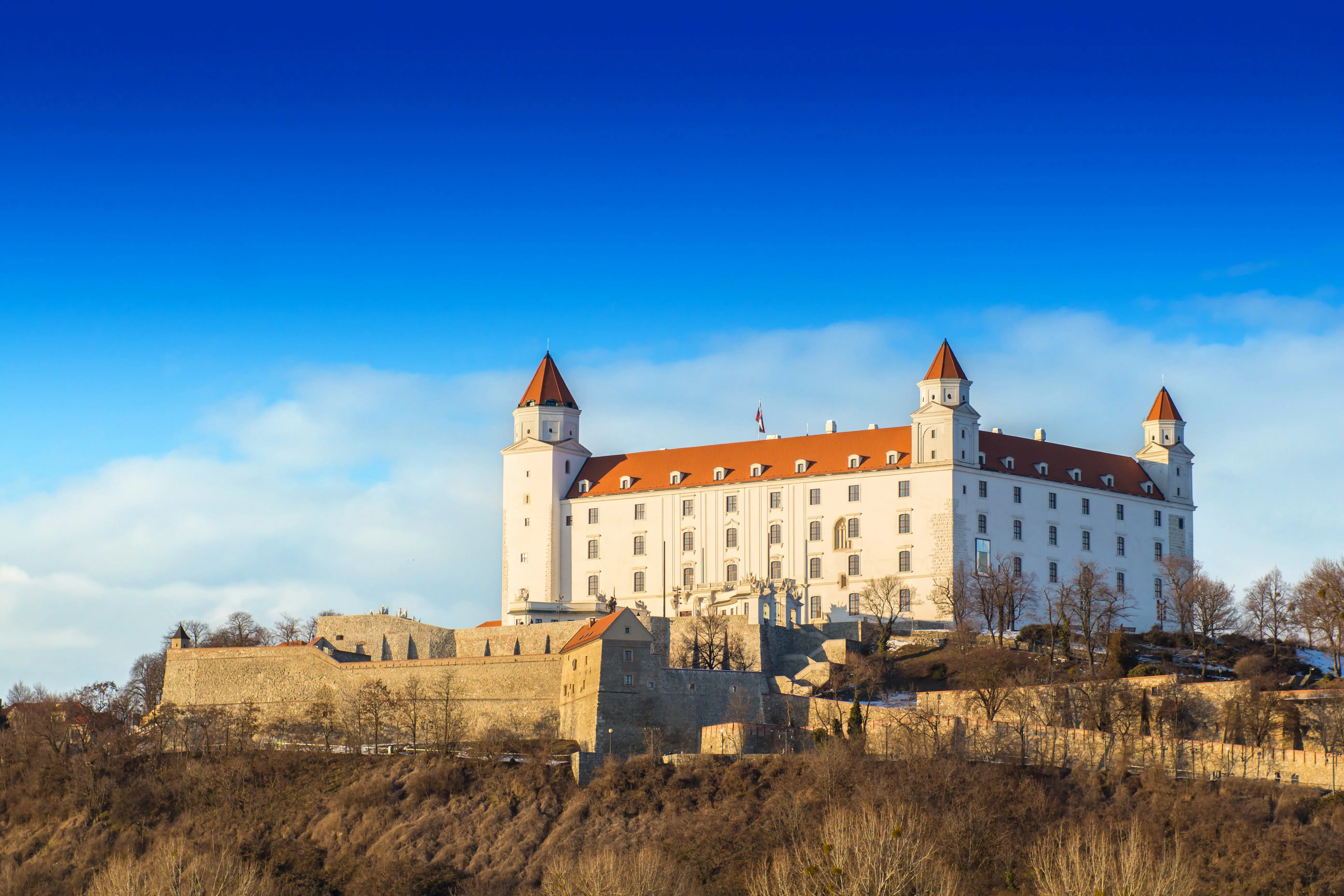 Resa till Bratislava - Bratislavas slott mot en klar himmel, ikoniskt arkitektoniskt landmärke i Slovakien.