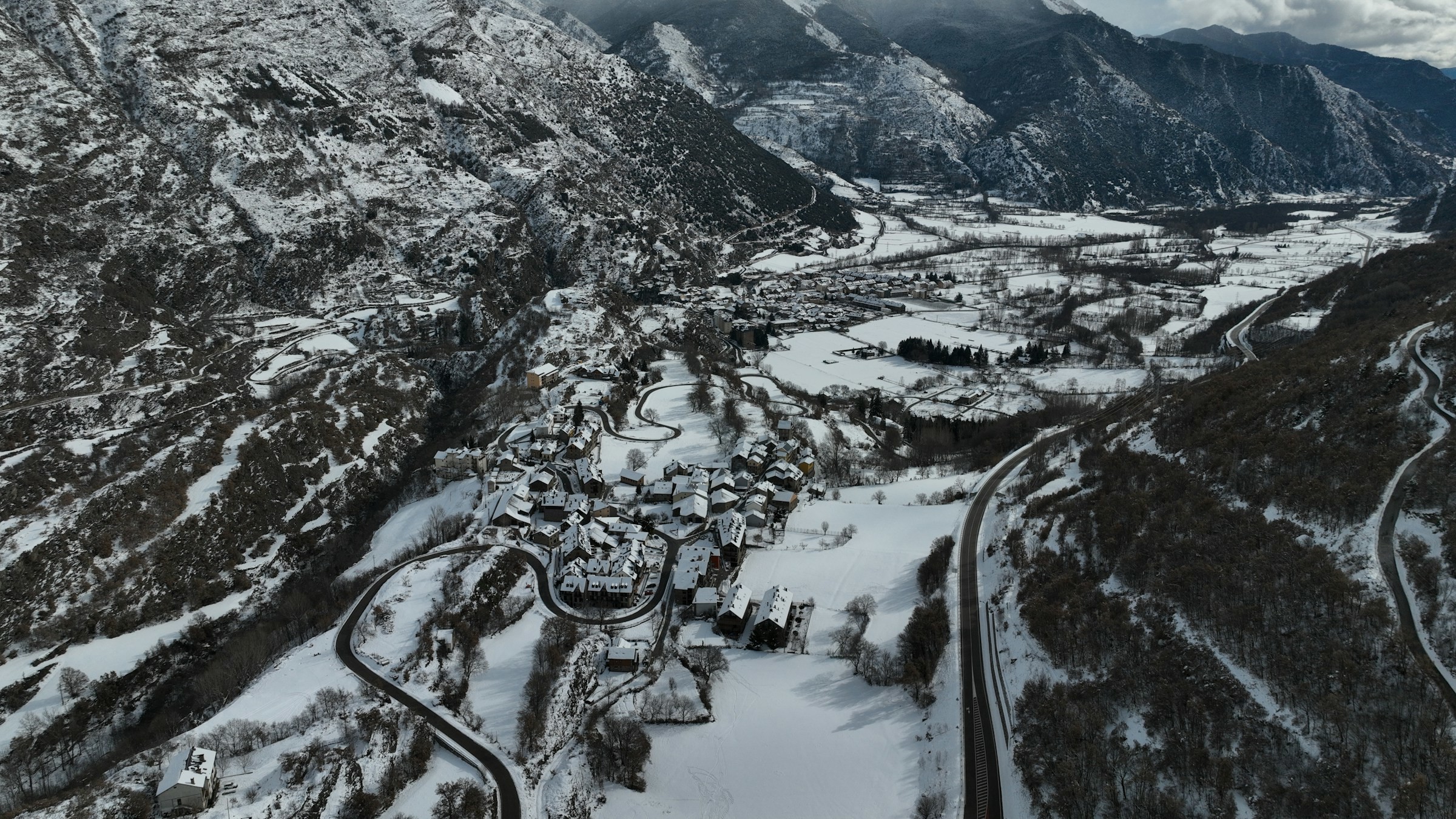 Snötäckta bergsväggar mellan klippor som leder bort mot bergstoppar i Sierra Nevada, Spanien