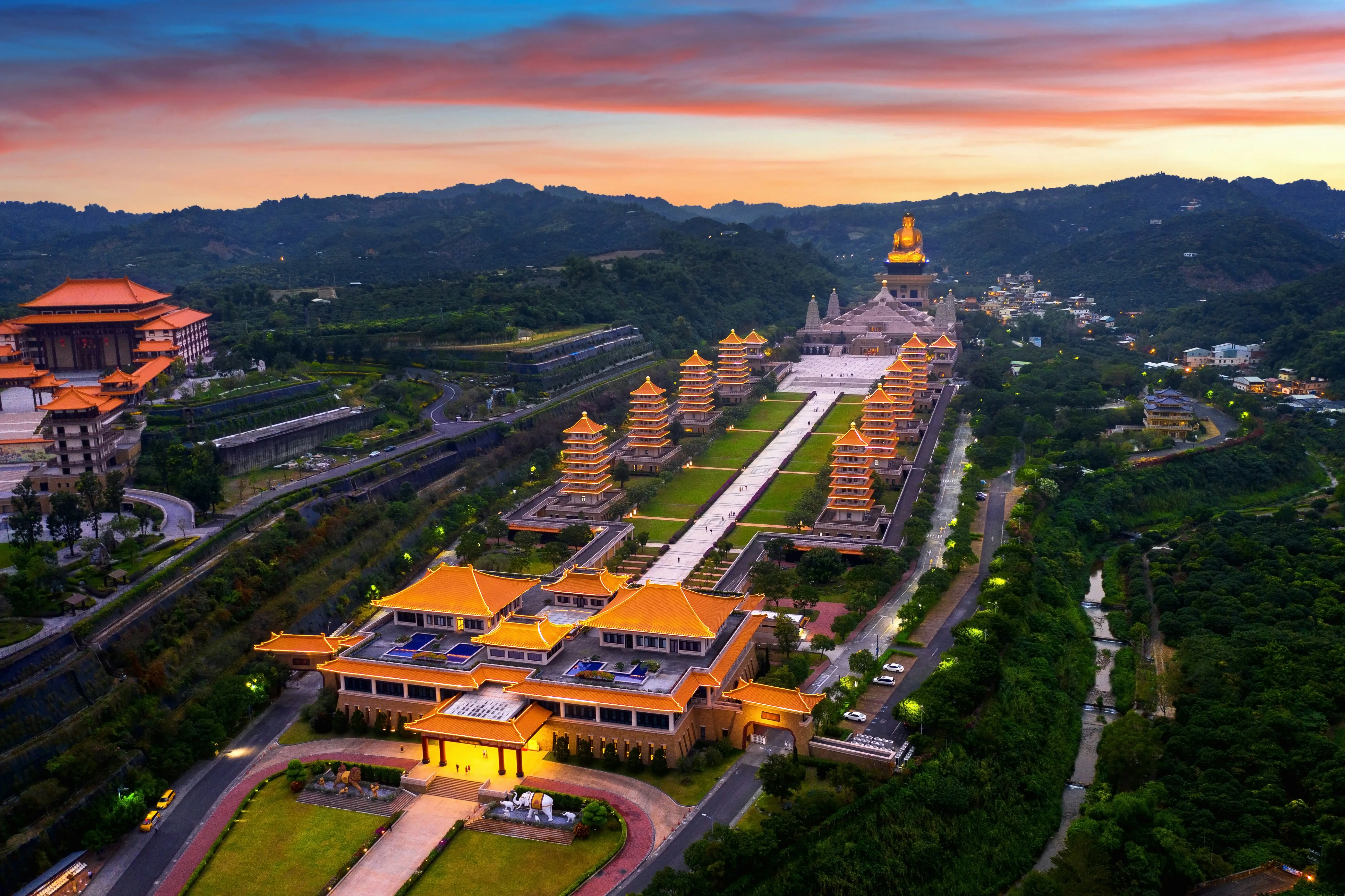 Resa till Taiwan - Panorama vy över Fo Guang Shan Buddha Museum i Taiwan med grönska omkring sig i en solnedgång