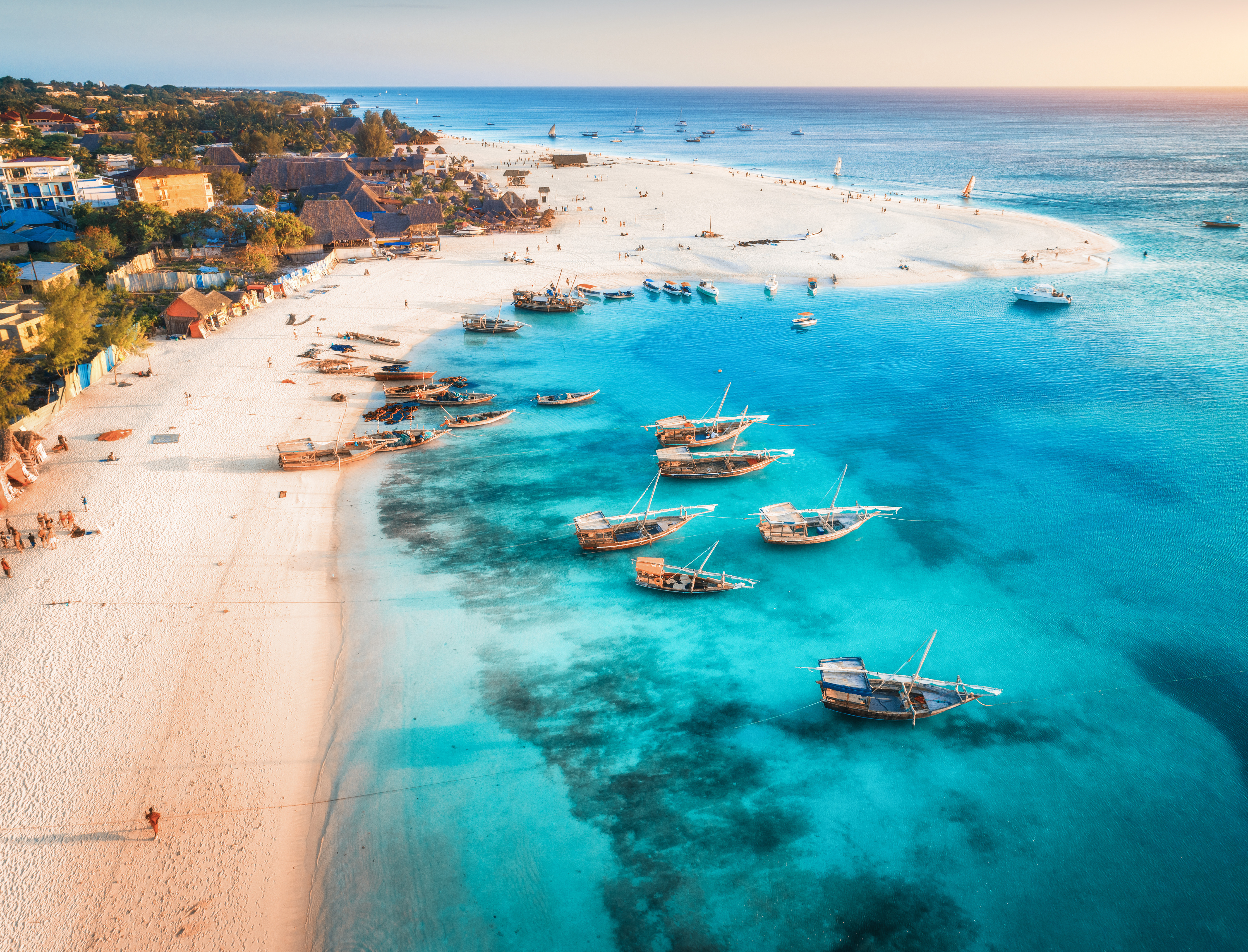 Resa till Zanzibar - strand och kristall klart blått hav som kommer in vid zanzibars kust