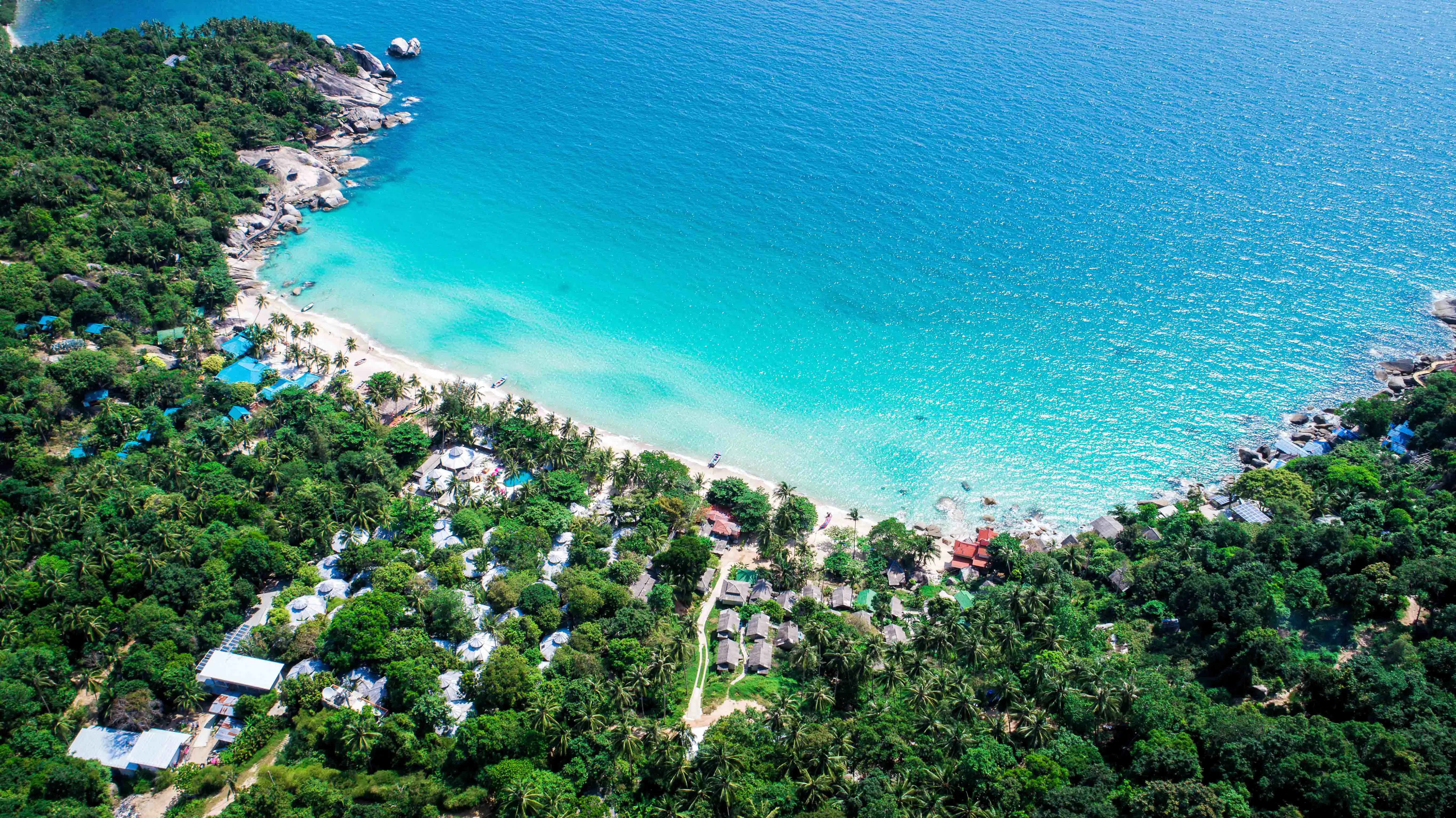 Resa till Koh Samui - Fågelvy över djungel som möter strand och turkosblått hav på Koh Samui i Thailand