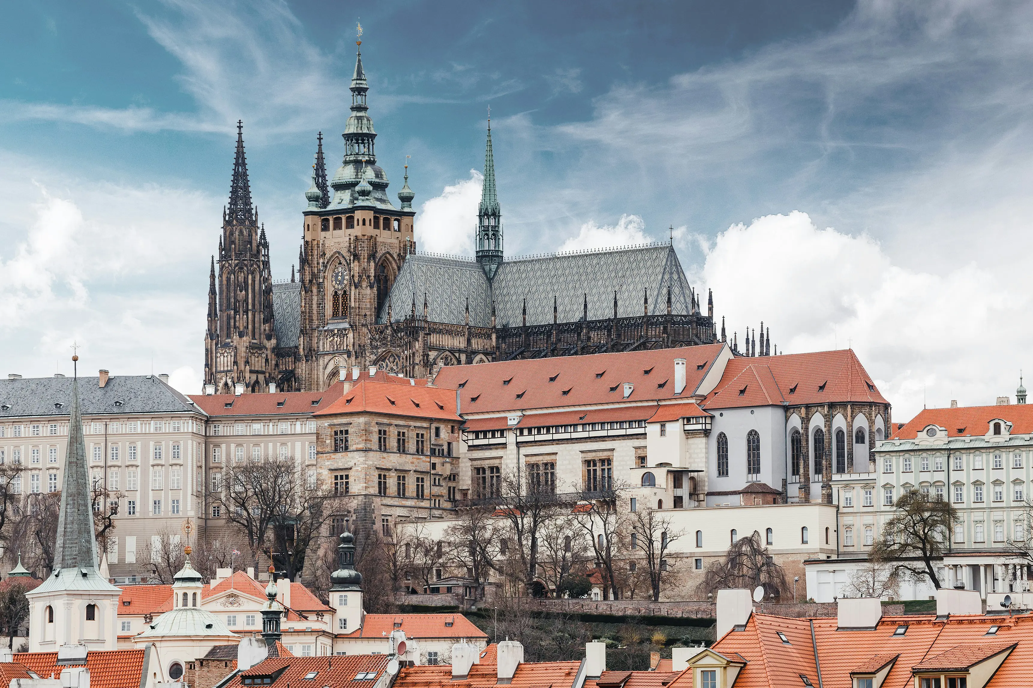 Panorama vy över slottet i Prag på en höjd över staden med grå och vit himmel i bakgrunden