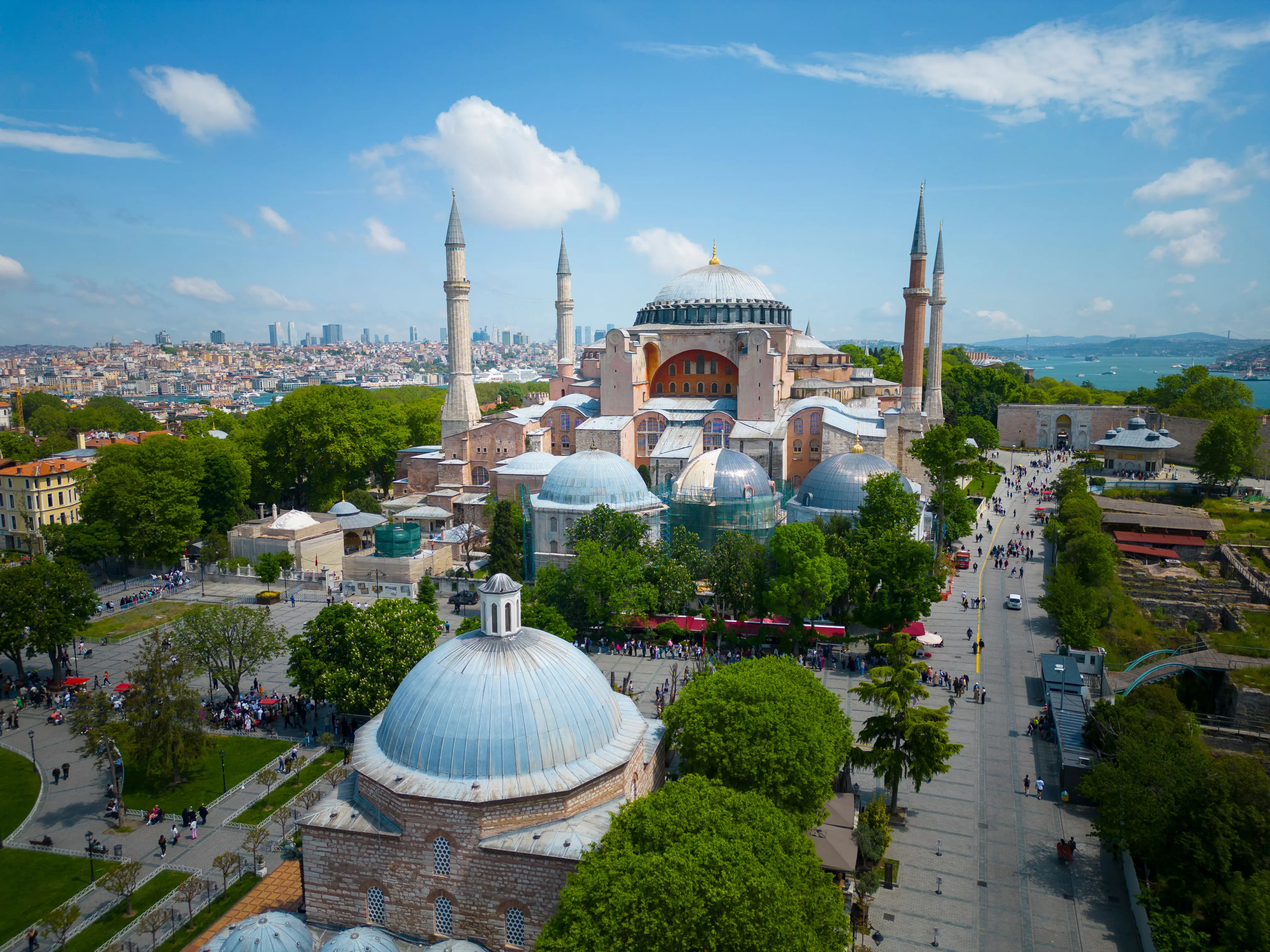 Resa till Istanbul - Känd moské i Istanbul, Turkiet med vackra detaljer och grönskande trädgård omkring sig