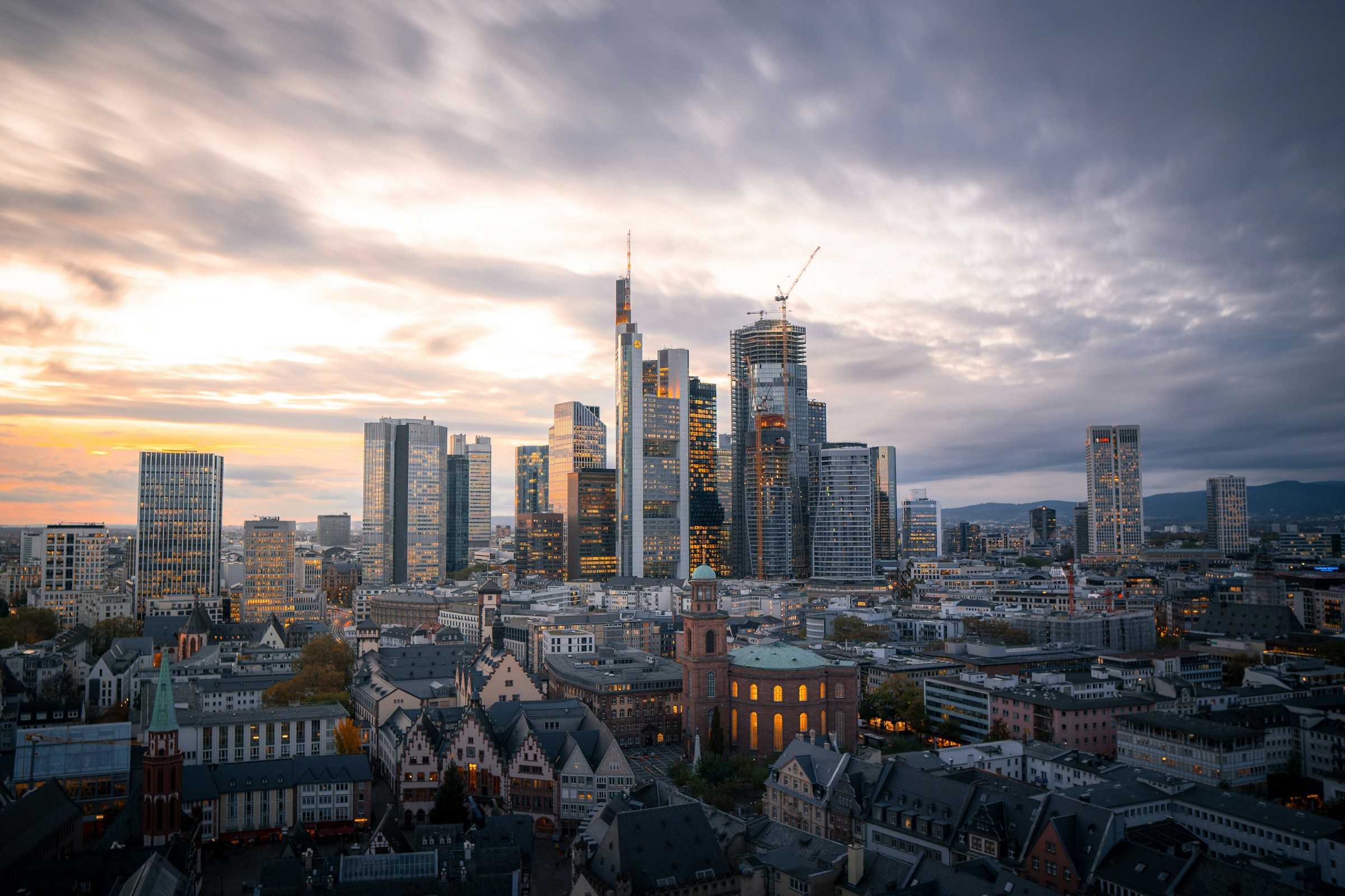 Panoramavy över Frankfurt stad under skymning med moderna skyskrapor och byggnader omkring