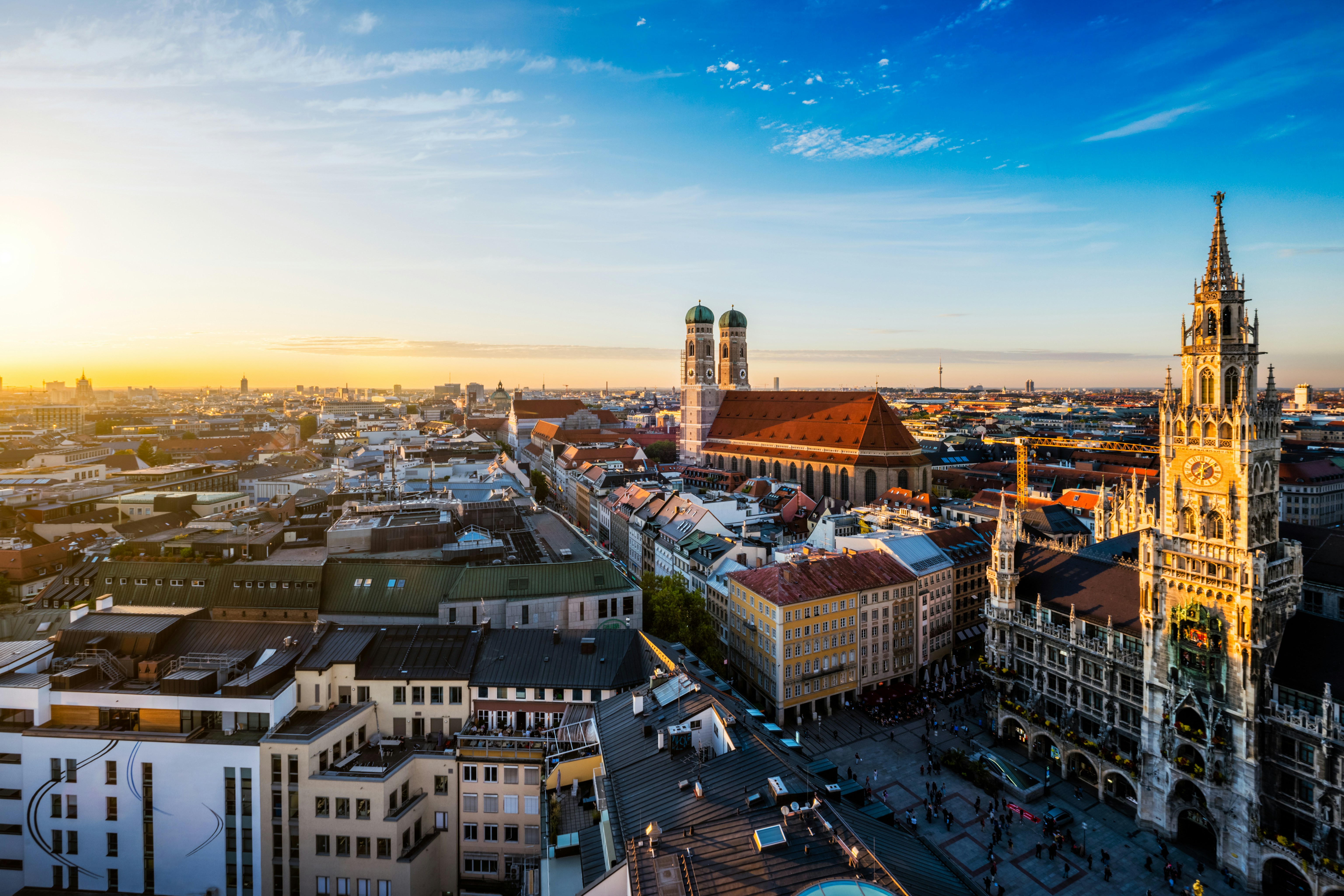 Resa till München - Tidig skymning över München stad med byggnader och kyrktorn som sträcker sig till horisonten