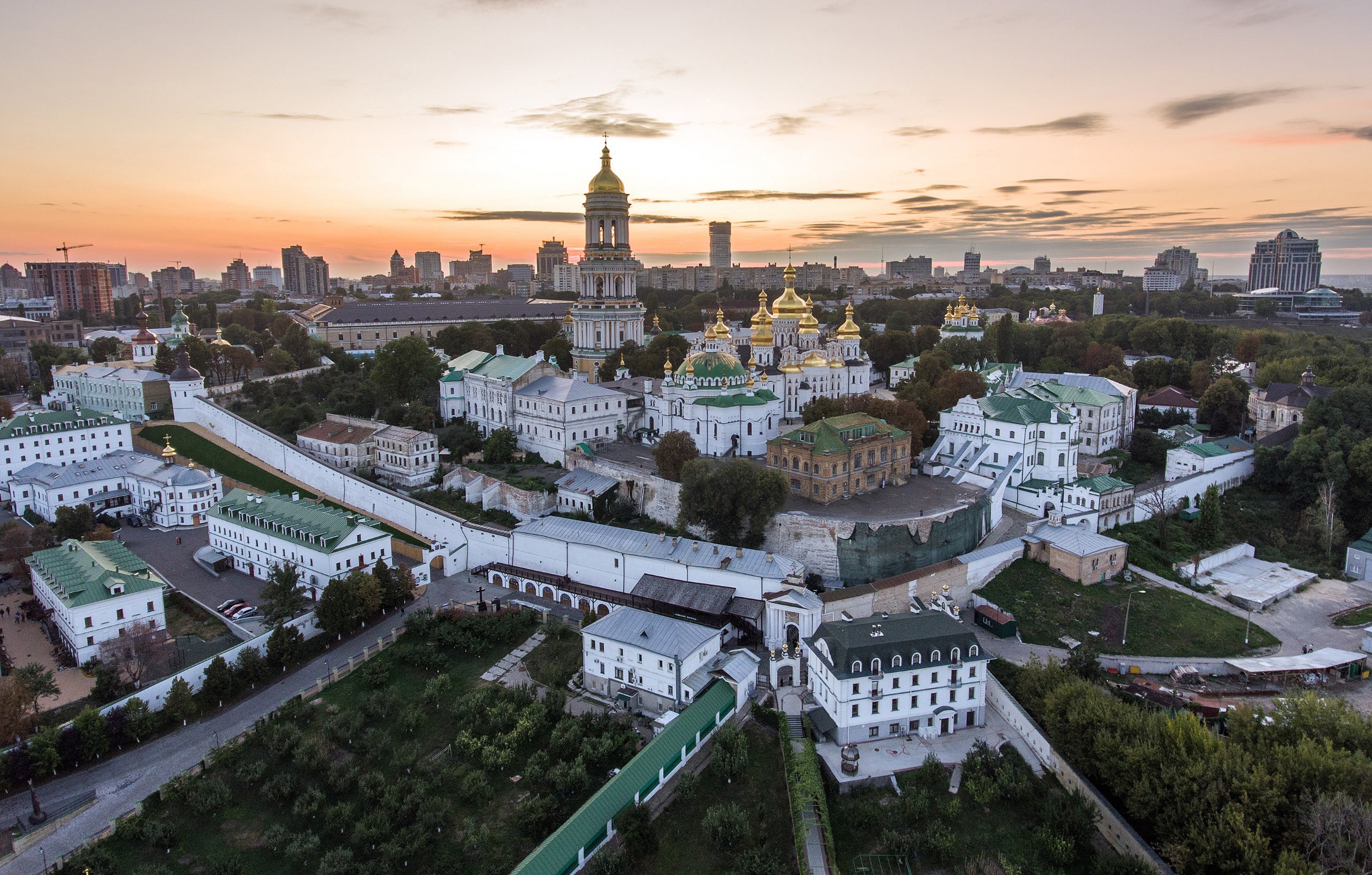 Solnedgång över Kiev i Ukraina med känd kyrka och vackra vita byggnader runtomkring