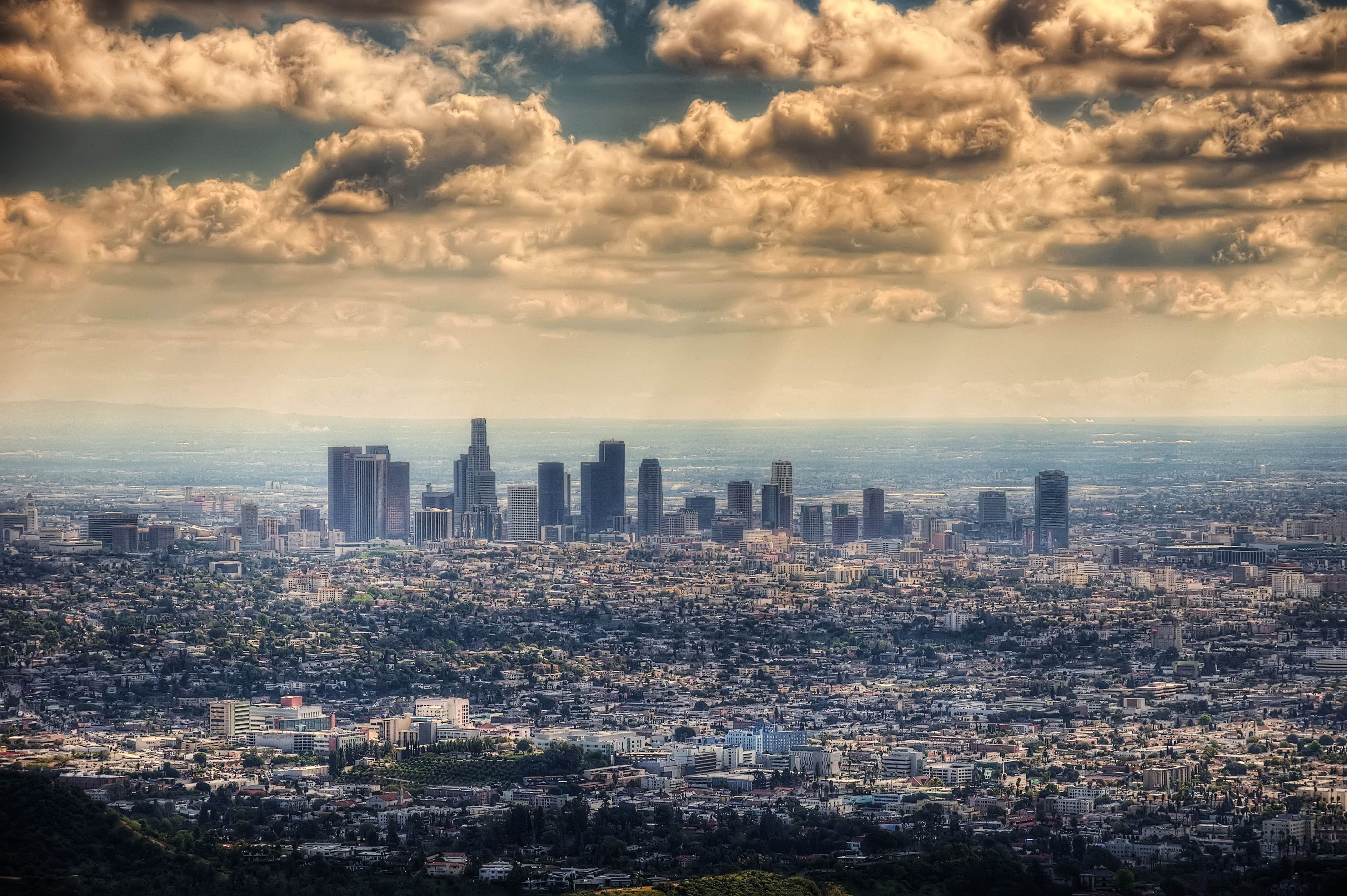 Resa till Los Angeles - Panorama vy över downtown Los Angeles i skymning med skyskrapor som pekar mot en dramatisk himmel