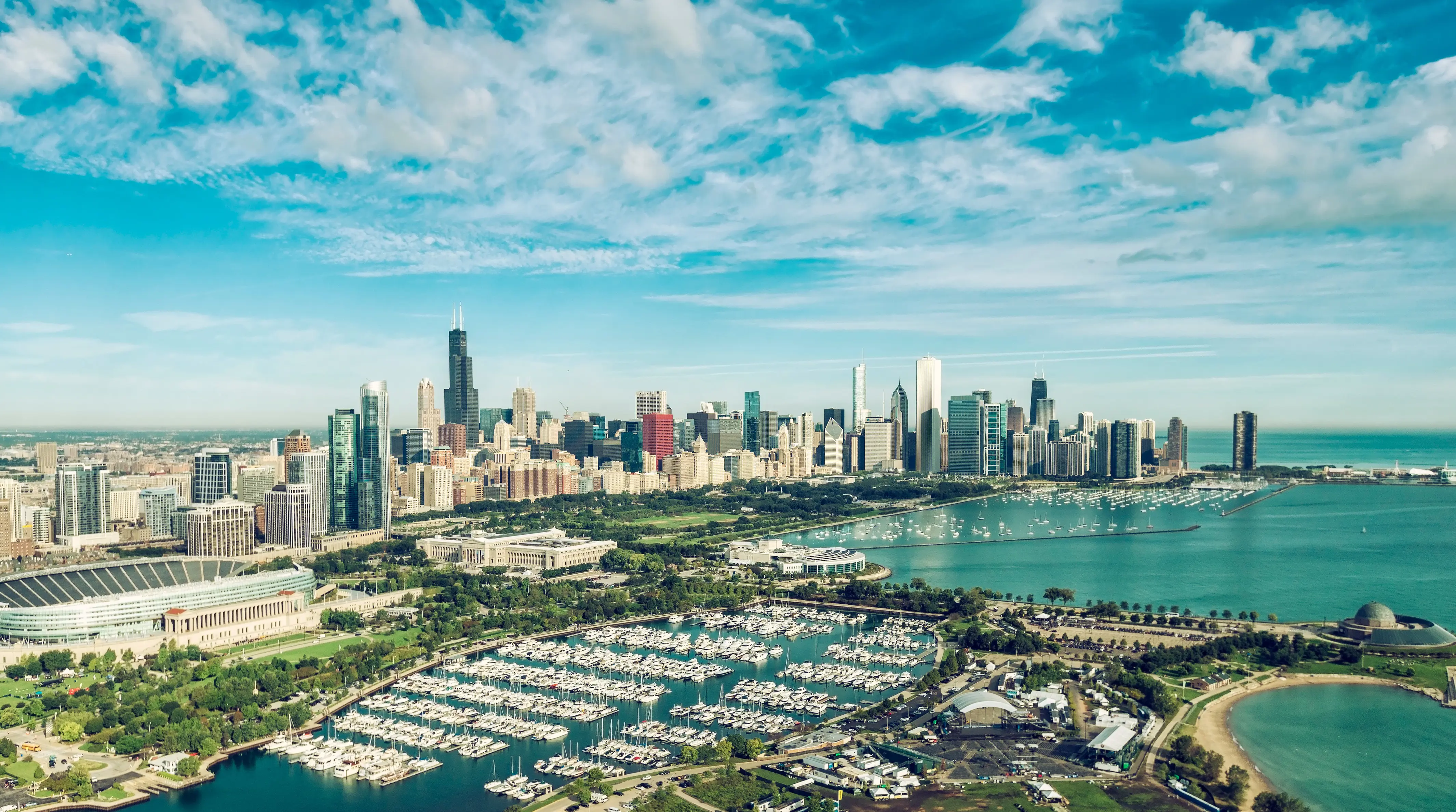 Resa till Chicago - Panoramavy över Chicago skyline med skyskrapor och Lake Michigan från fågelperspektiv, stadens arkitektur och marin.